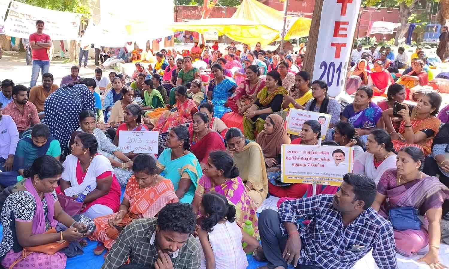 8-வது நாளாக  ஆசிரியர்கள் போராட்டம்:  வலுக்கட்டாயமாக கைது செய்த போலீசார்